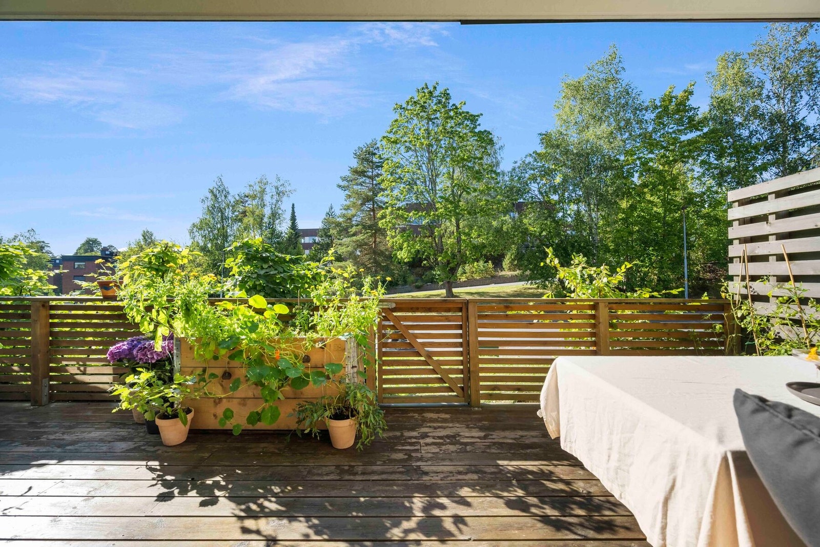 Markterrassen har hyggelig utsyn mot nabolaget og på sommerstid kan du nyte gode solforhold med sol på markterrassen fra ca. kl 14.00-19/20.00. Galleribilde