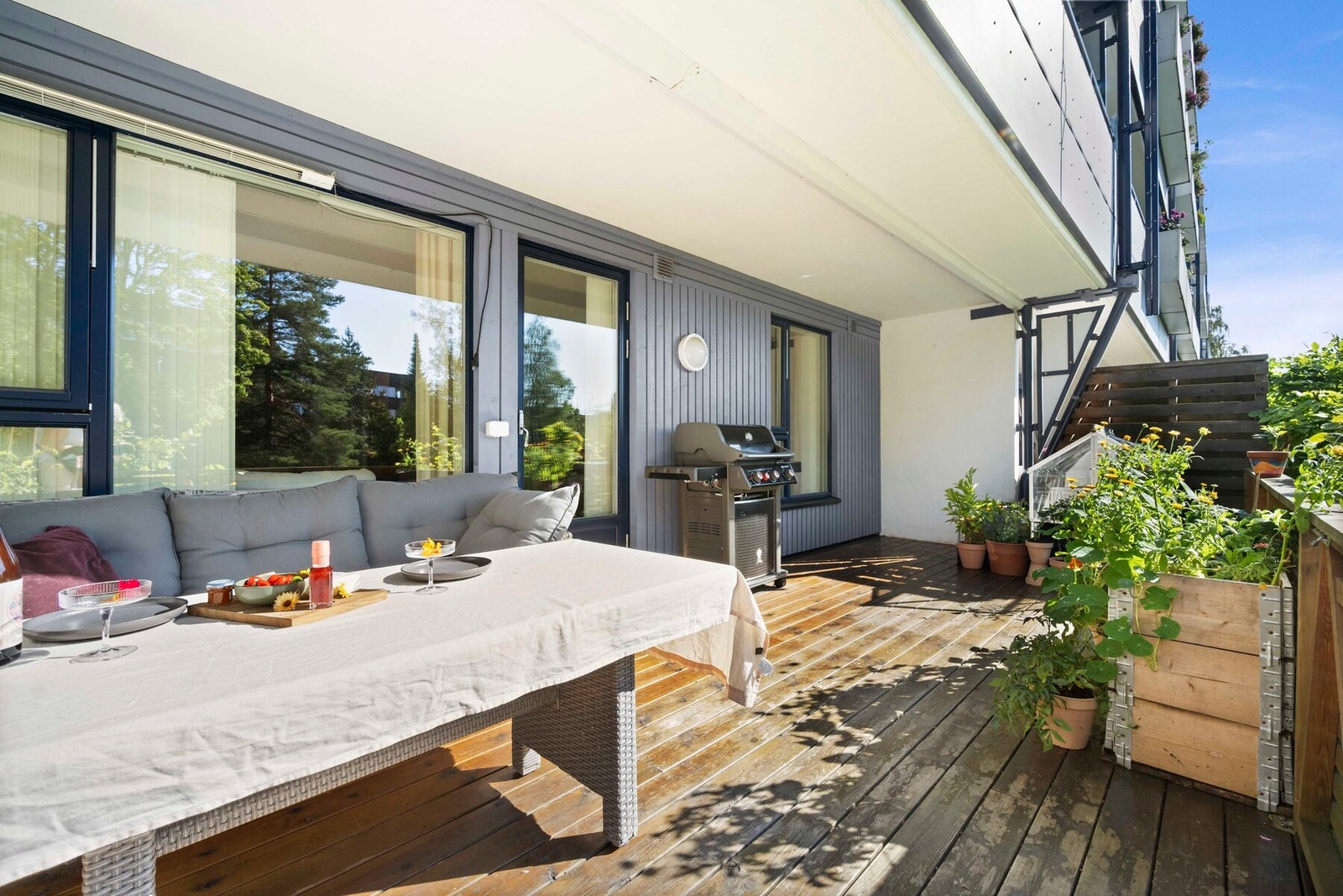 Markterrassen er romslig på hele 20 kvm, slik at du har god plass til en sittegruppe, grill, dekor og planter. Her Galleribilde