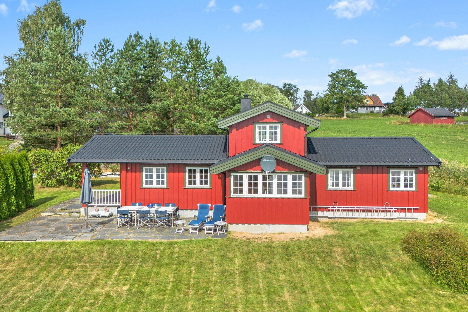 Innholdsrik hytte med meget god standard! Innlagt strøm, vann og avløp til septik. Galleribilde