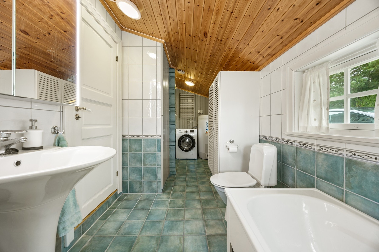 Bad/vaskerom - 8,5 kvm. Flislagte overflater med gulvvarme. Galleribilde