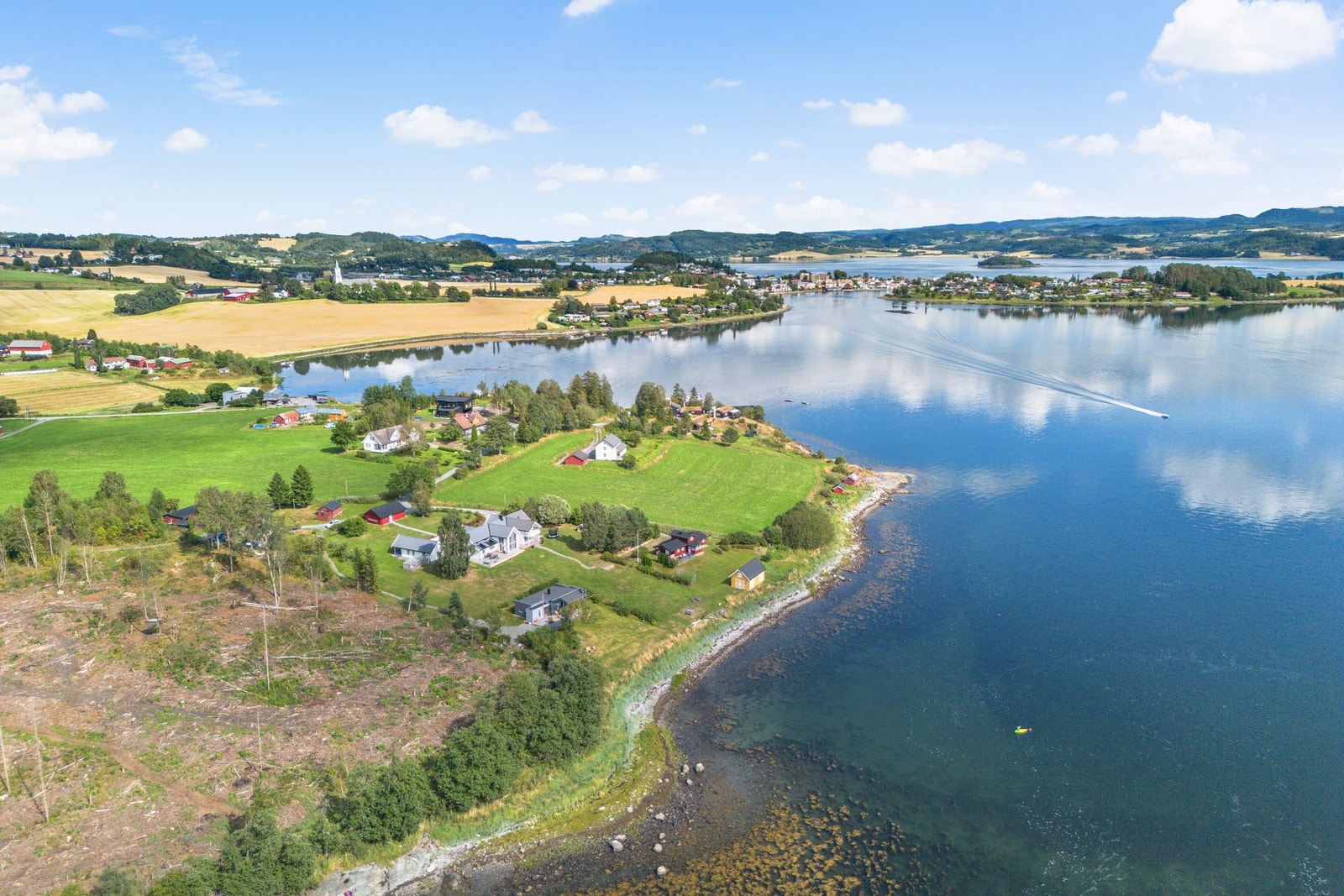 Kort avstand til Straumen hvor man har alt man trenger i det daglige. Galleribilde