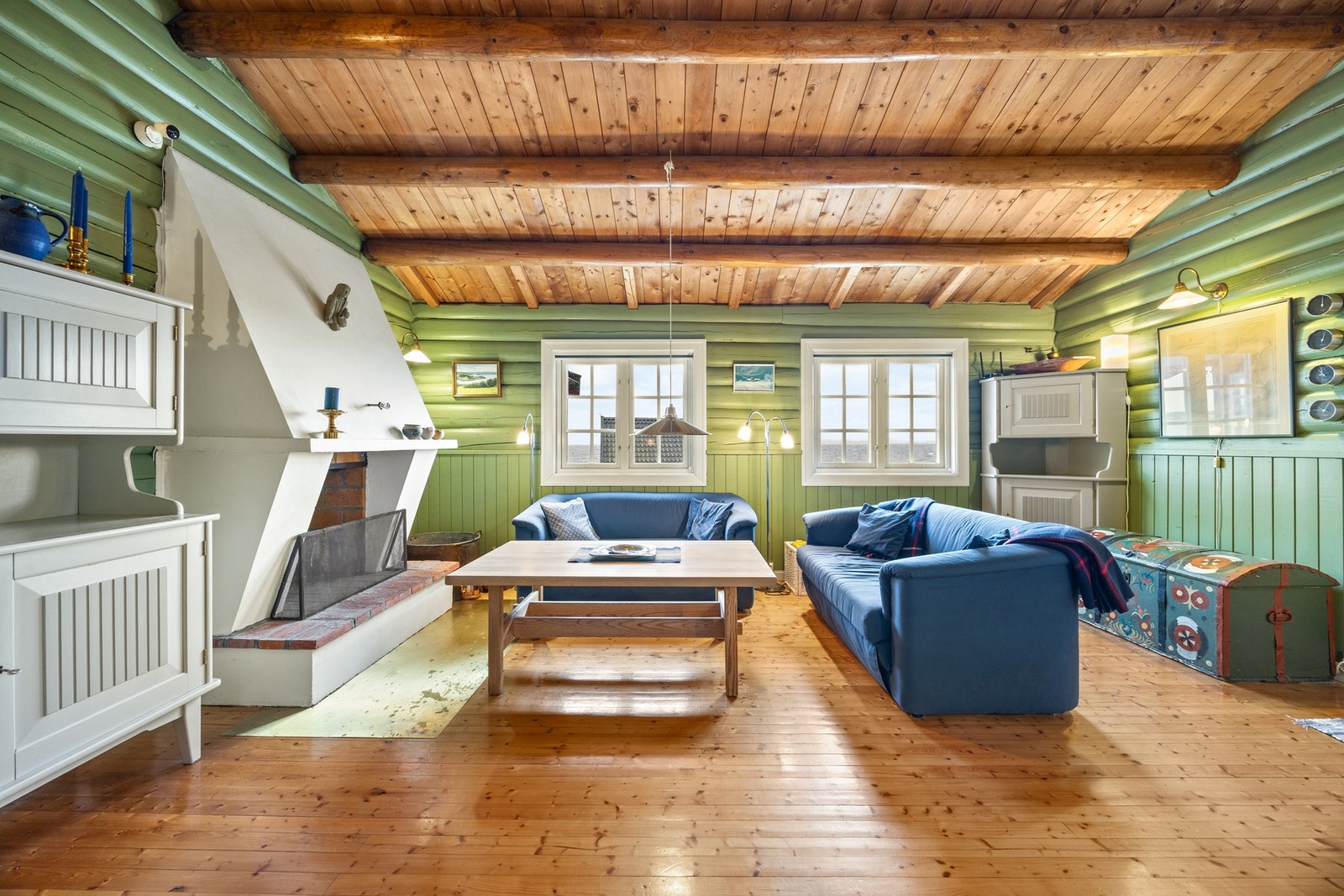 Det er oppvarming fra elektrisitet og vedfyring Galleribilde