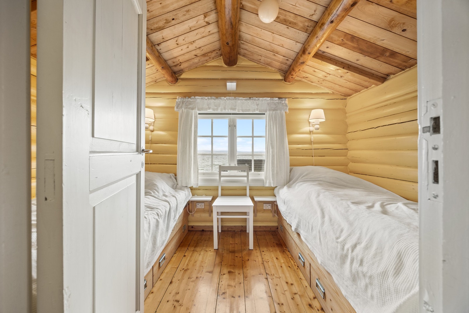 Soverom 6 kvm. Flott fjordutsikt. Vinduene på loftet tilfredsstiller ikke kravene til rømningsvindu. Galleribilde