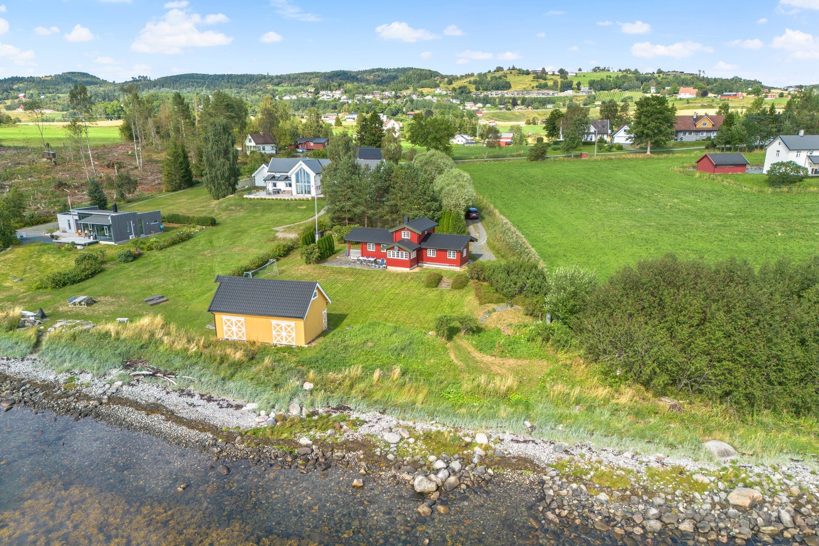 Kort spasertur til Jektvolden fjordhotell. Galleribilde