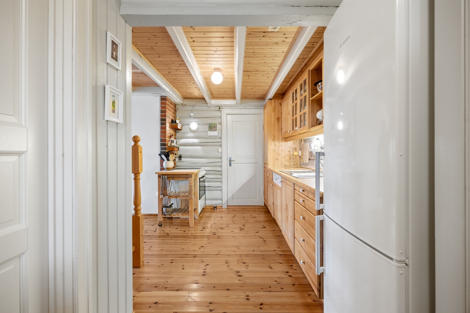 Kjøkken- 13 kvm. Innredning med avsatt plass for kjøleskap og komfyr, samt integrert oppvaskmaskin. Galleribilde