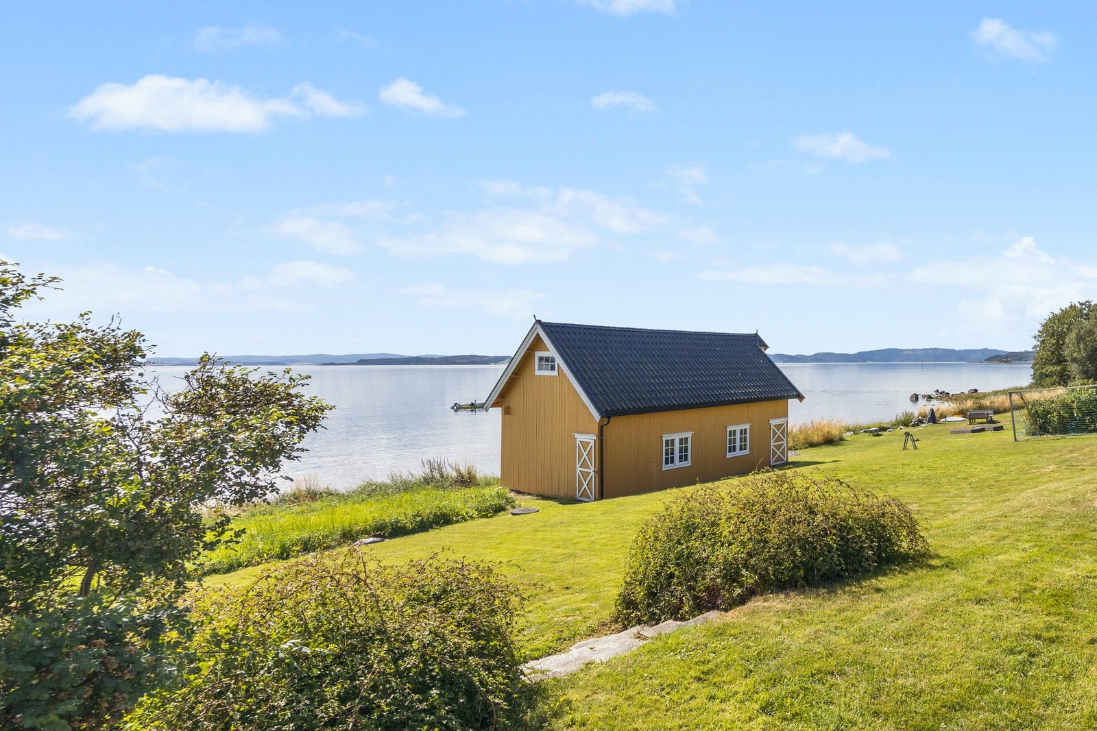Naustet tilhører naboeiendommen. Det har vært en mangeårig avtale med eieren av naustet om leie av naustets ene halvpart, mot deling av vedlikeholdskostnadene, kfr. megler. Galleribilde
