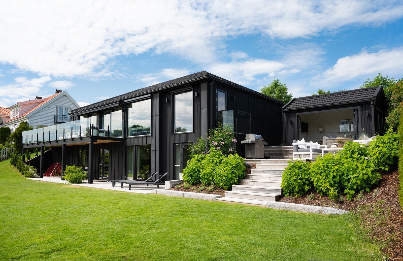 Hele hageanlegget ble oppgradert i 2019. Flott opparbeidet og arrondert med støttemurer i granitt, store plenarealer, blomsterbed, terrasseplettinger m.m. Galleribilde