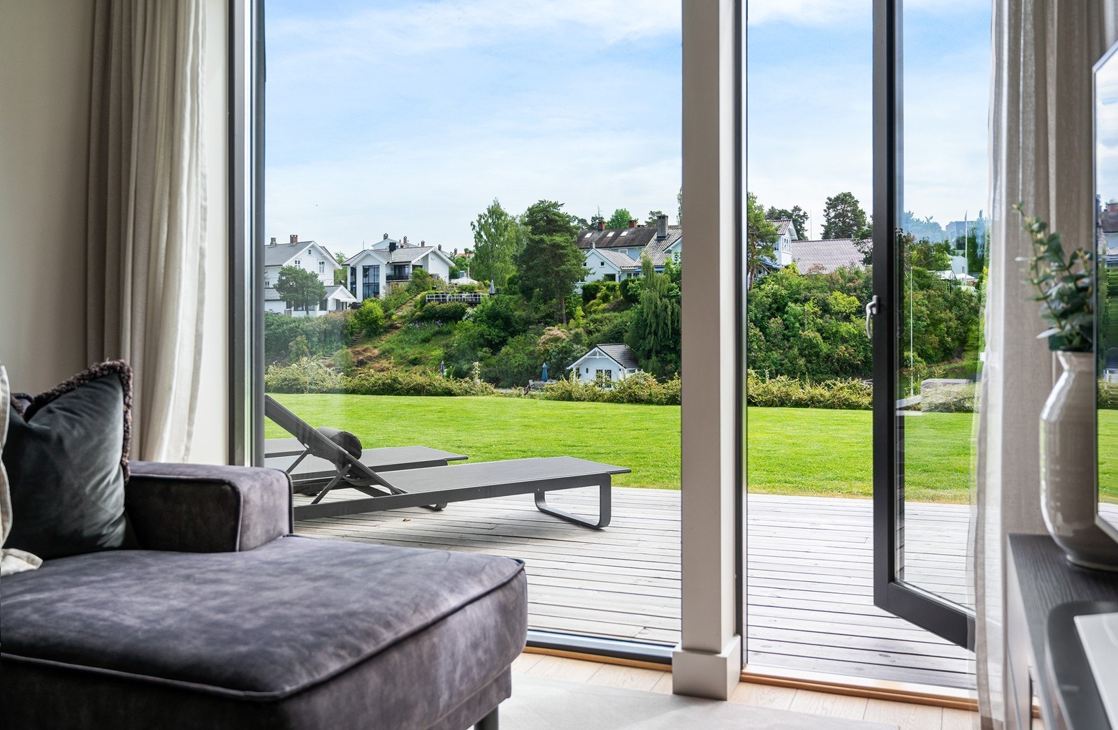 Fra stuen er det videre adkomst til platting og den godt opparbeidede hagen. Galleribilde