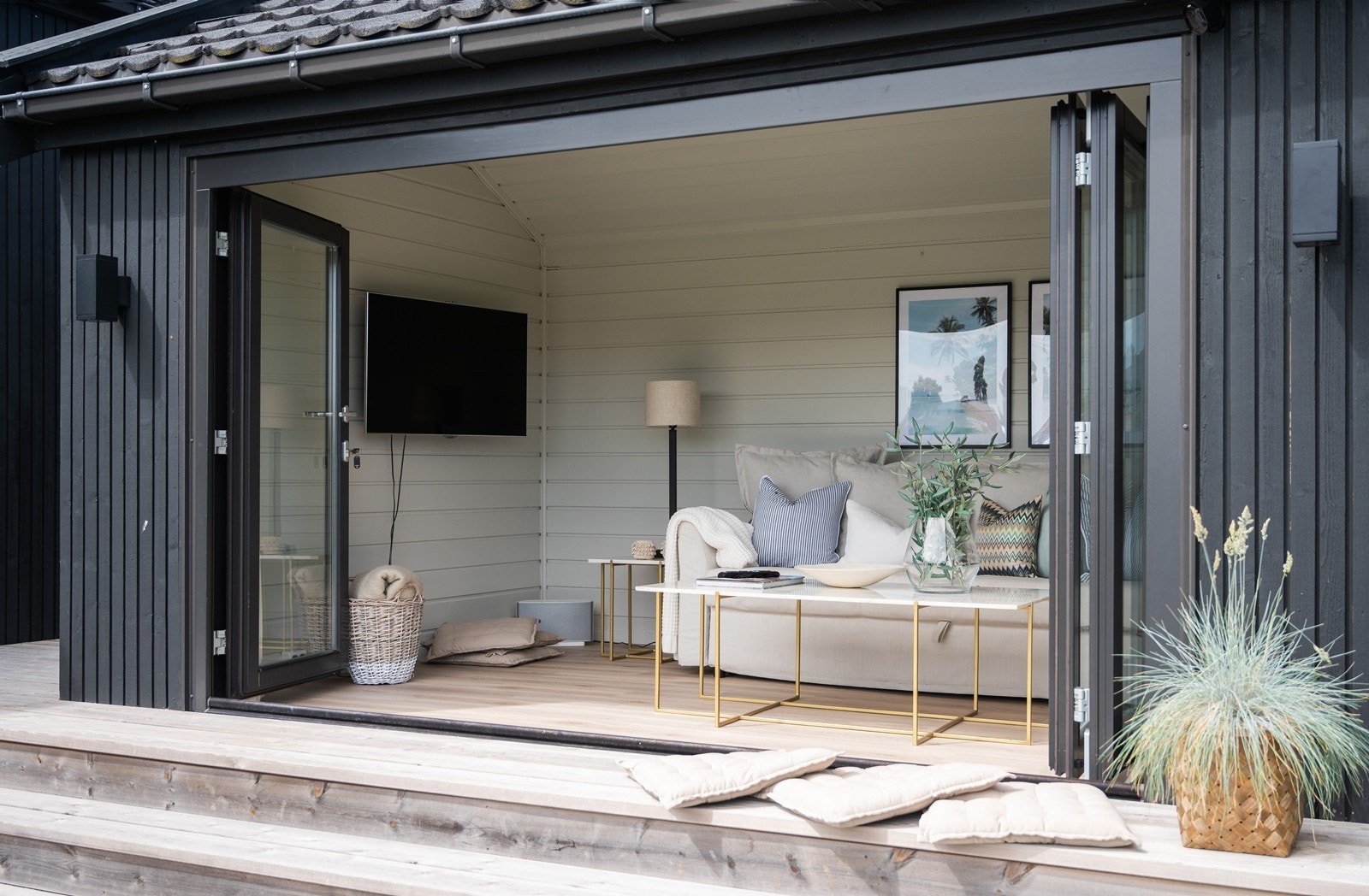 Isolert sommerstue med dører som kan trekkes helt tilbake. Galleribilde