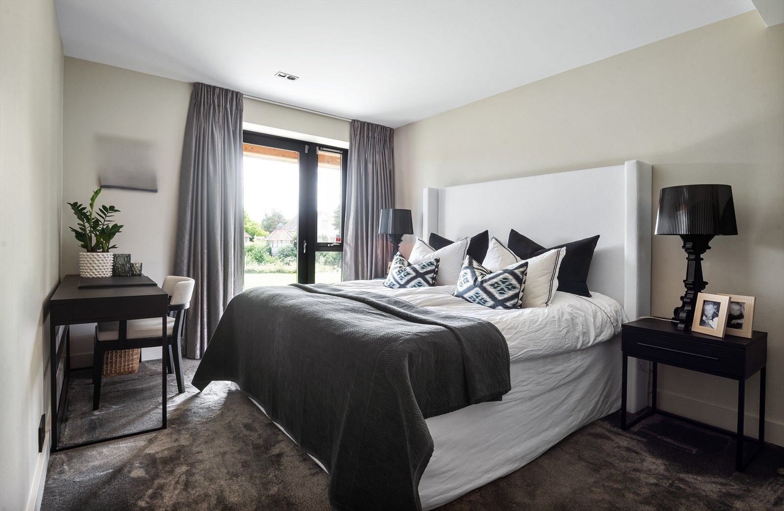 Boligens hovedsoverom ligger i underetasjen og har god plass til dobbeltseng med nattbord på hver side, samt annet møblement. Her er det walk-in closet og direkte adkomst til et privat baderom. Galleribilde