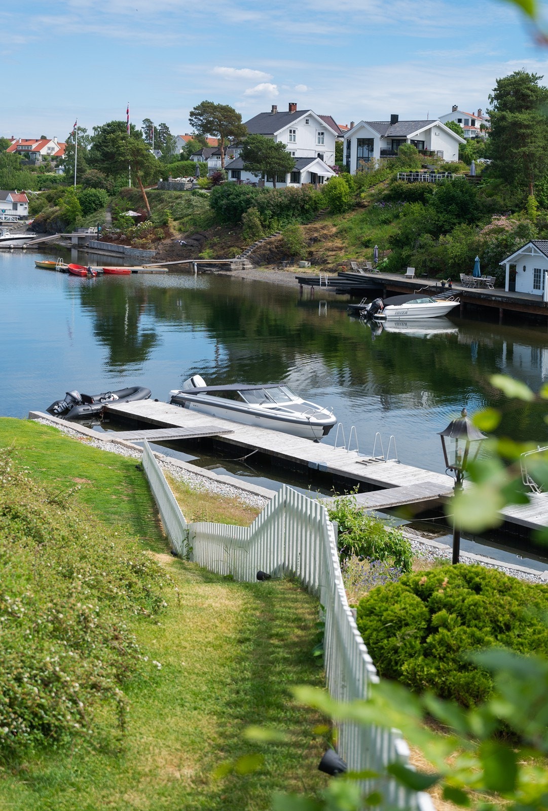 Adkomst til brygge og sjøbod via hage. Galleribilde