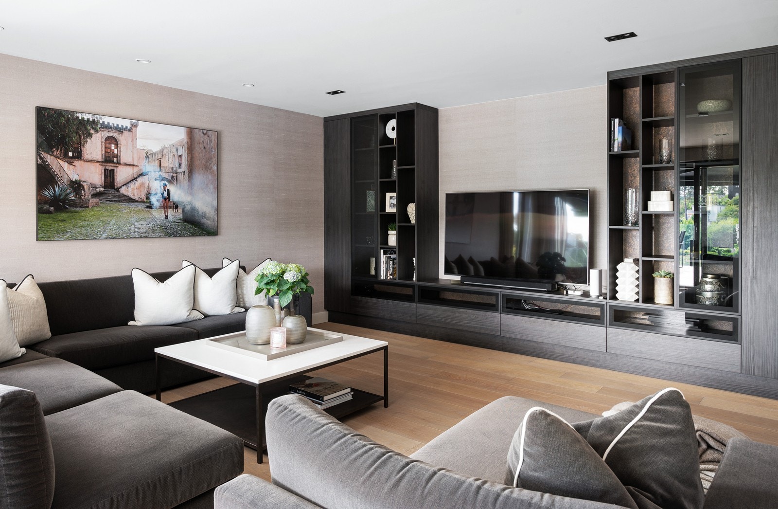 Her er det god plass til sittegruppe som rommer hele familien. Galleribilde