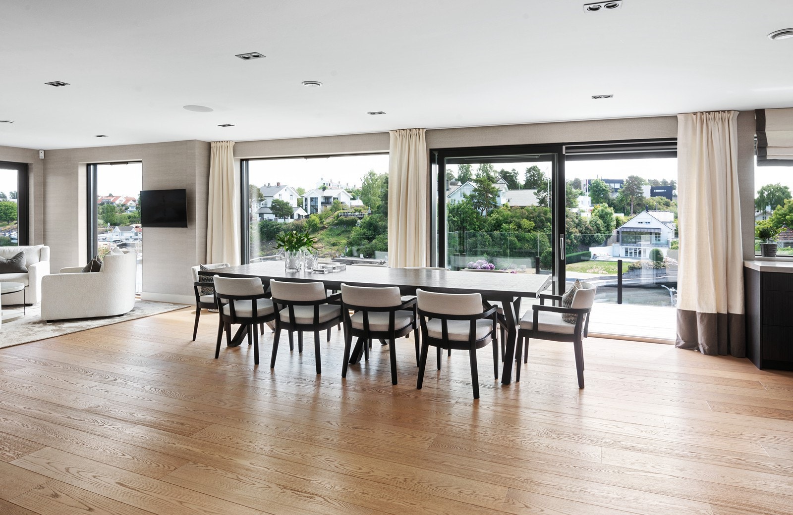 Romslig stue med god plass til spisebord, sittegruppe og annet møblement. Galleribilde