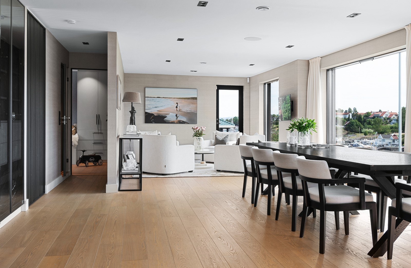 Store vindusflater i to himmelretninger som bidrar til mye naturlig lysinnslipp i rommet, i tillegg er det innfelte downlights i himling. Det er også integrerte høyttalere i himling. Galleribilde