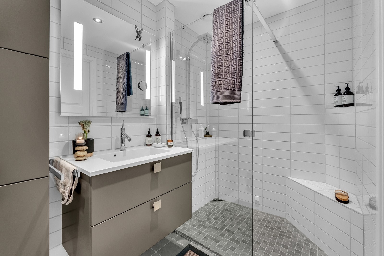 Romslig dusjnisje med sitteplass. Galleribilde