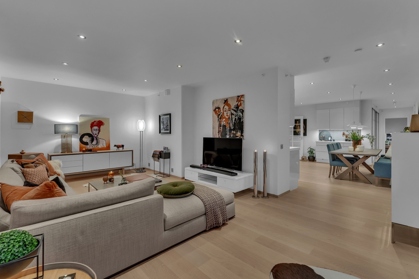 Leiligheten har en åpen stue og kjøkkenløsning på ca 51 kvm. Det er utstrakt bruk av downlights i alle rom. Galleribilde