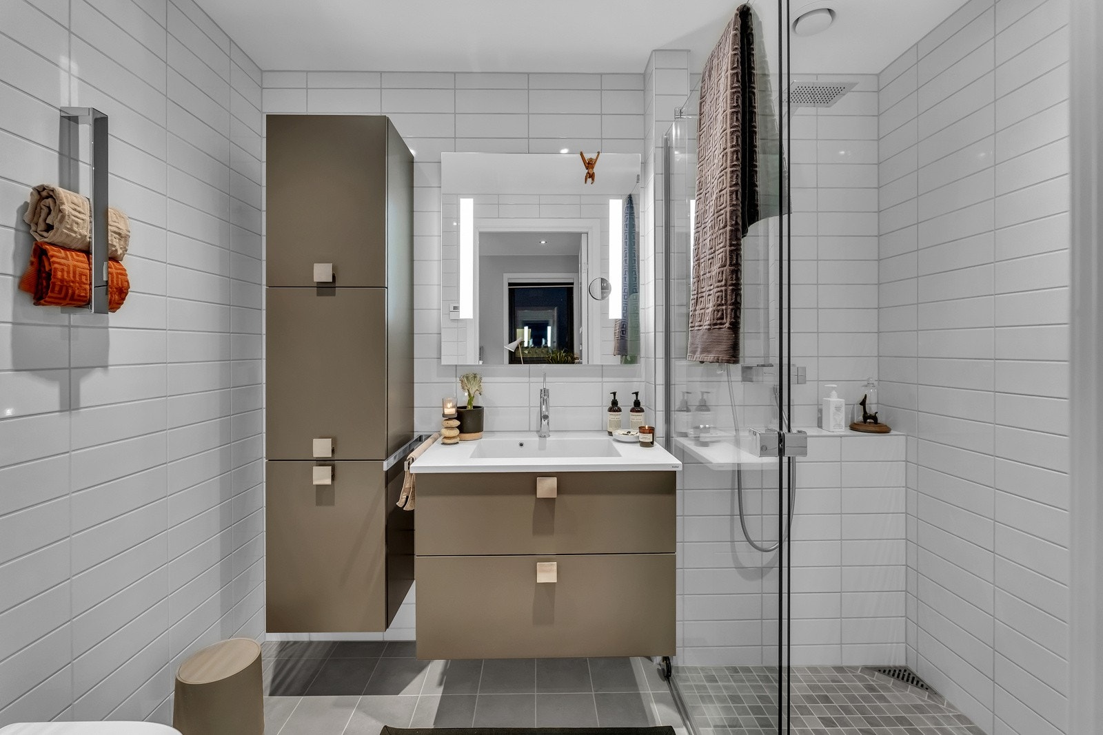 Rikelig med skapplass på bad i masteravdelingen. Downlights i taket. Galleribilde