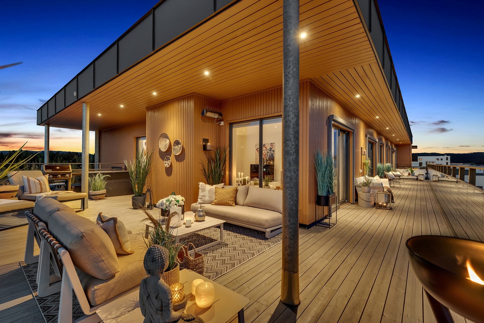 Spektakulær takterrasse omkranser det meste av leiligheten. Galleribilde