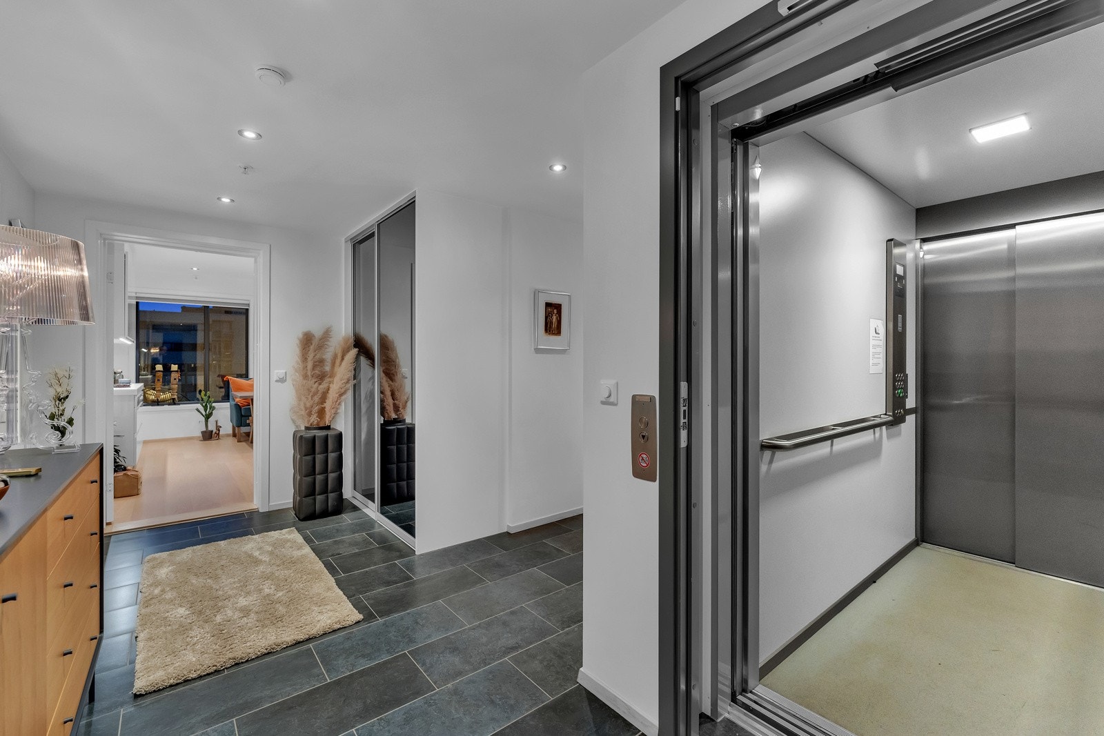 Fra inngangsparti og garasje er det heis til 7 etg. Det kreves egen kode for å komme helt opp i 7 etg hvor denne leiligheten ligger. Galleribilde