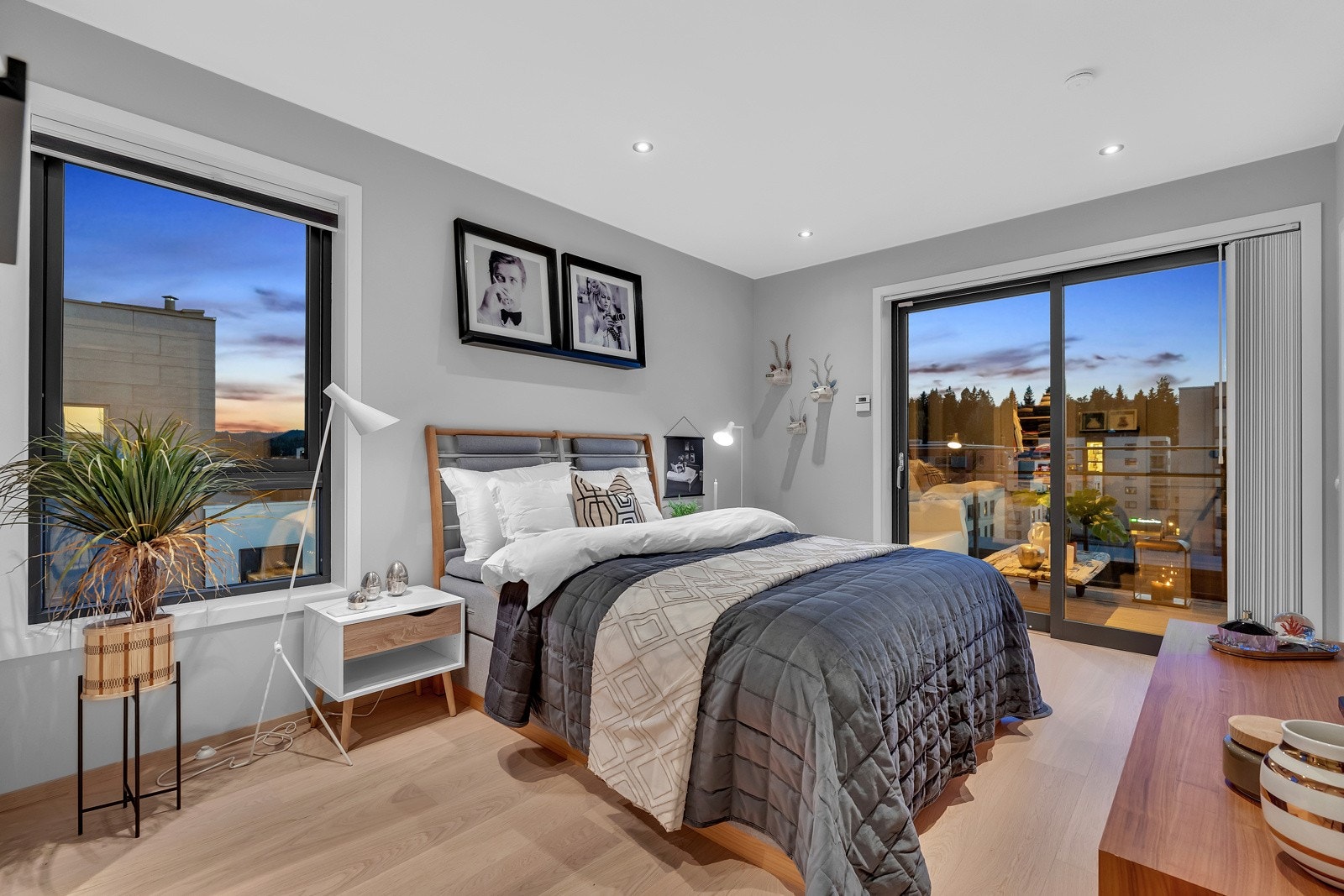 Fra hovedsoverommet er det utgang til takterrassen som strekker seg over hele 74 kvm. Galleribilde