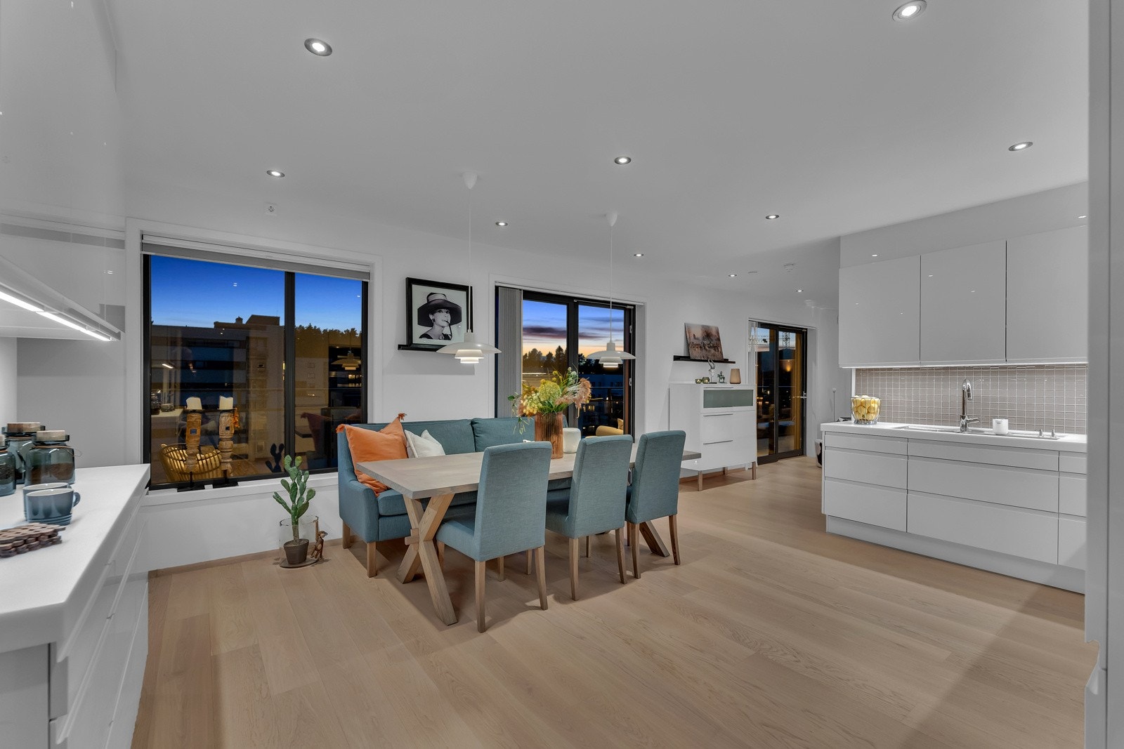 Alle vinduer mot solen og balkongdører har screens som kan skjerme mot solen. I tillegg er det plisségardiner i delikate farger tilhørende alle vinduer. Galleribilde