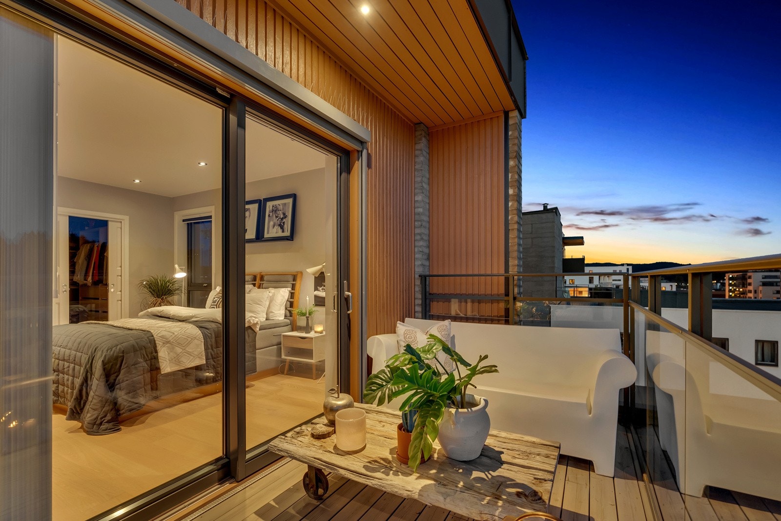 Solrik takterrasse som er delt opp i flere soner. Galleribilde