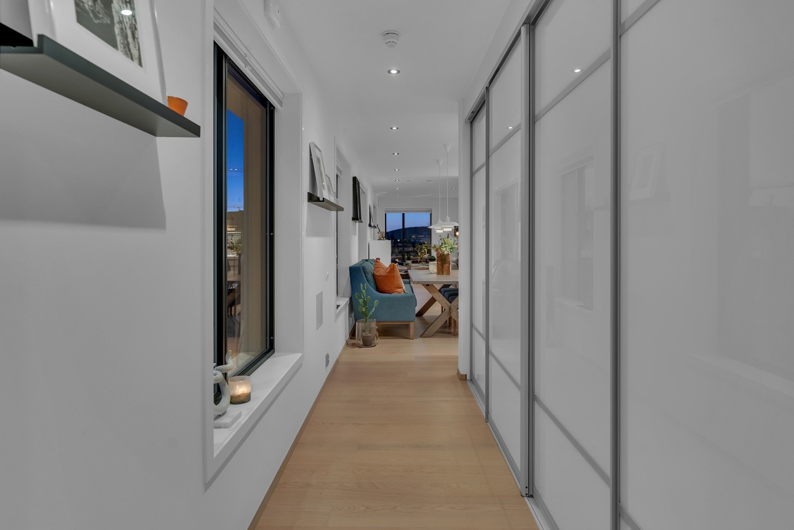 Fra kjøkkenet kommer man til hovedsoverommet via en gang med rikelig med skapplass i skyvedørsgarderobe. Galleribilde