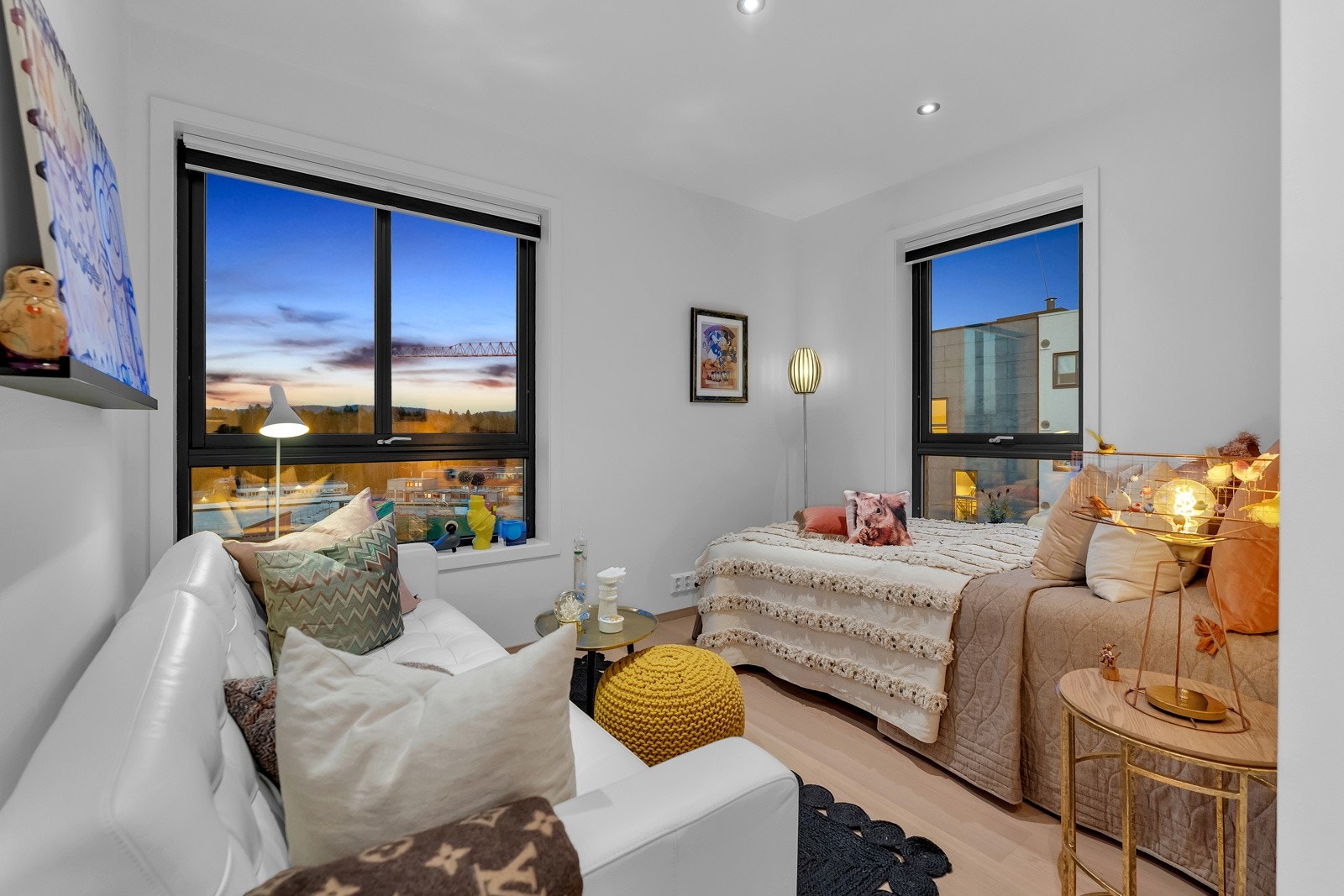 Det største soverommet i denne delen av leiligheten er på ca 12,5 kvm. Det følger med plisségardiner i delikate farger til alle vinduer. Galleribilde