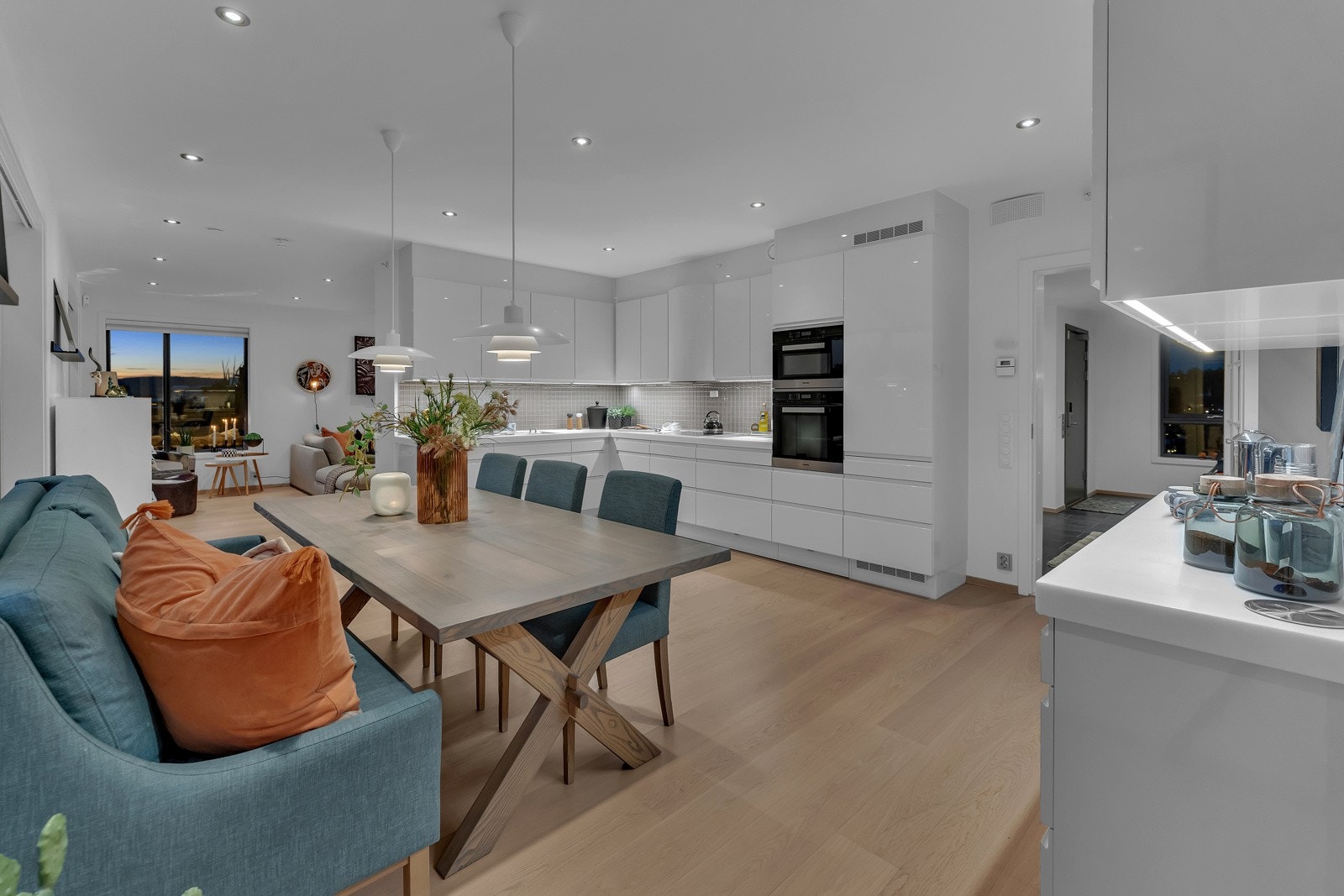 Kjøkken på hele 25 kvm med flere utganger til takterrasse. Lekkert kjøkken fra HTH med Corian benkeplate, Miele hvitevarer og sokkelskuffer. Galleribilde