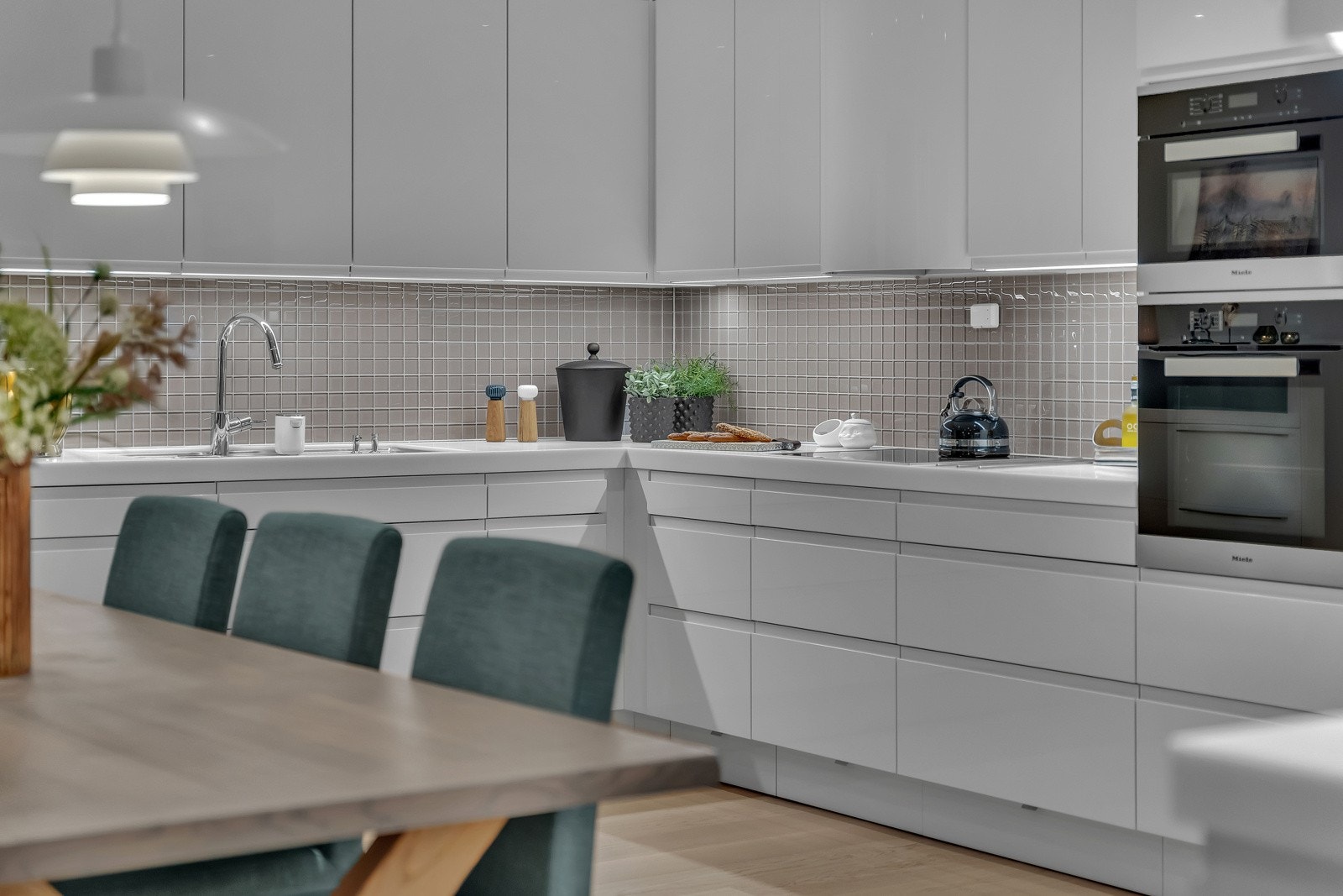 Sokkelskuffer på kjøkkenet maksimerer utnyttelsen av plassen. Galleribilde