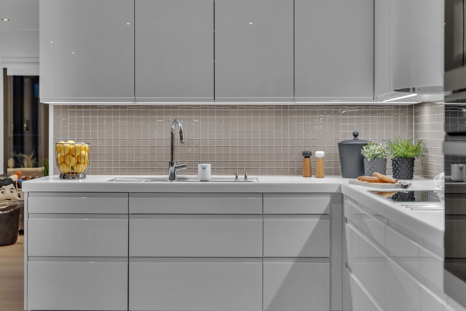 Stilfullt kjøkken med Corian benkeplate og Miele hvitevarer. Galleribilde