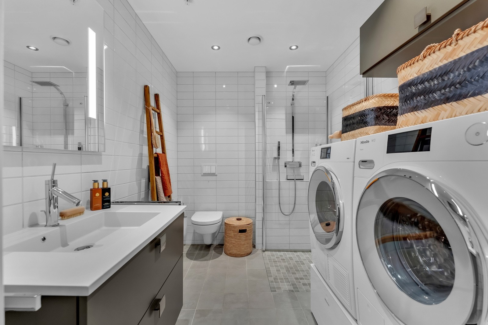 Lekkert bad/wc/vaskerom med gulvvarme og downlights i taket. Galleribilde