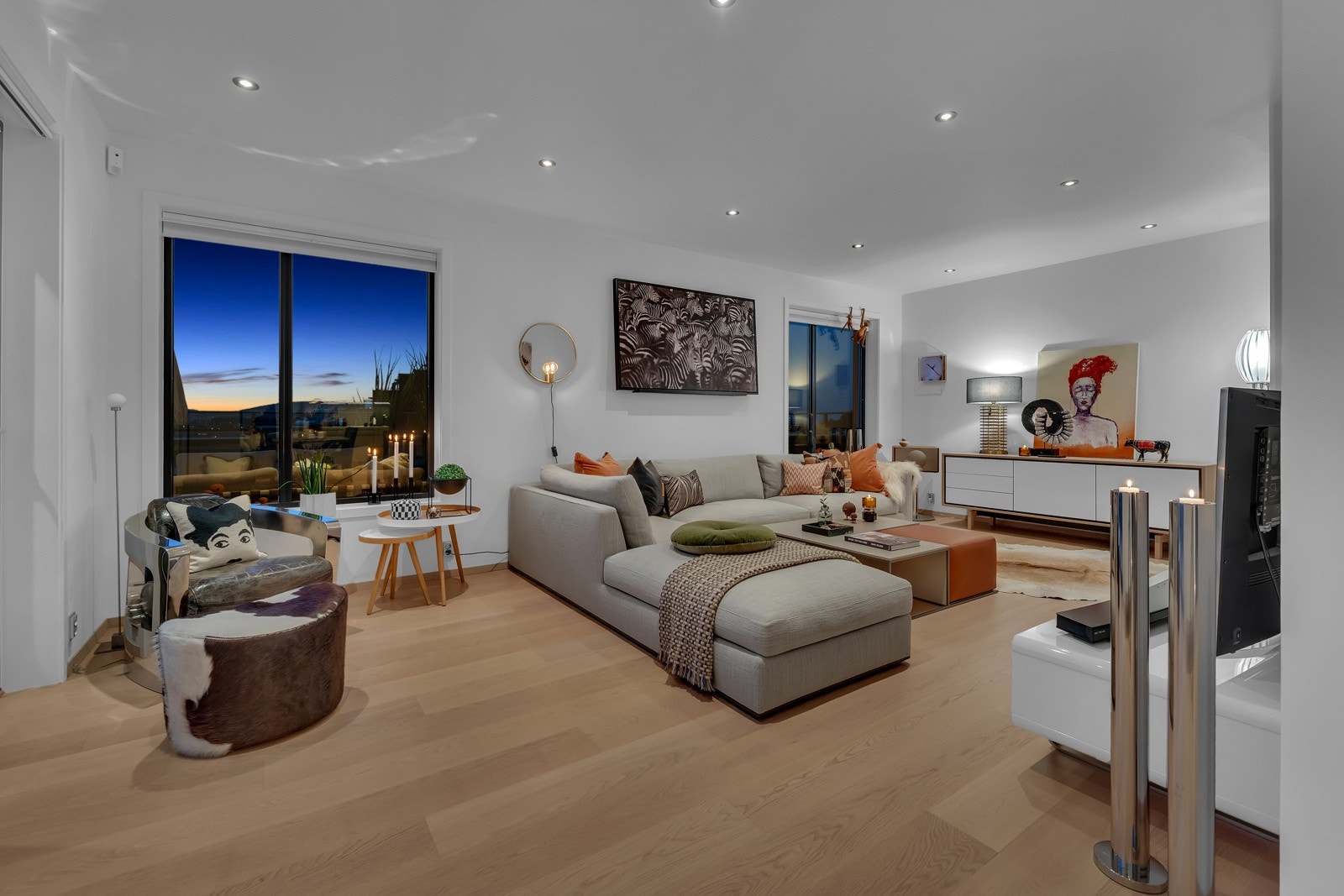 Stuen er en lys og romslig plass hvor du kan slappe av og nyte selskapet til venner og familie. Med store vinduer og gode solforhold, får du en flott utsikt over omgivelsene. Parkettgulvet sammen med de elegante fargevalgene gir en behagelig atmosfære. Galleribilde