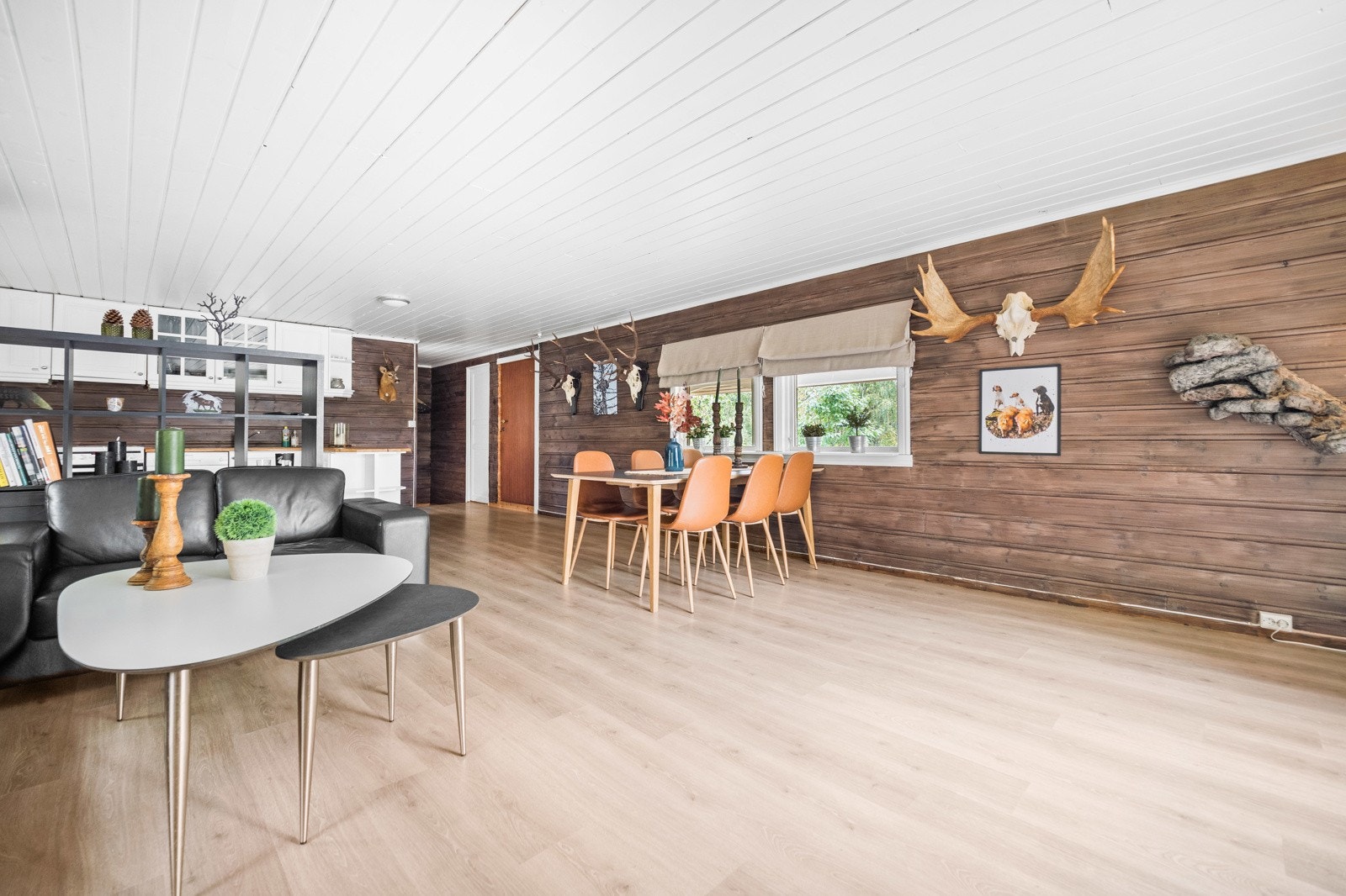 Stuen er romslig og har god plass til møblering etter eget ønske Galleribilde