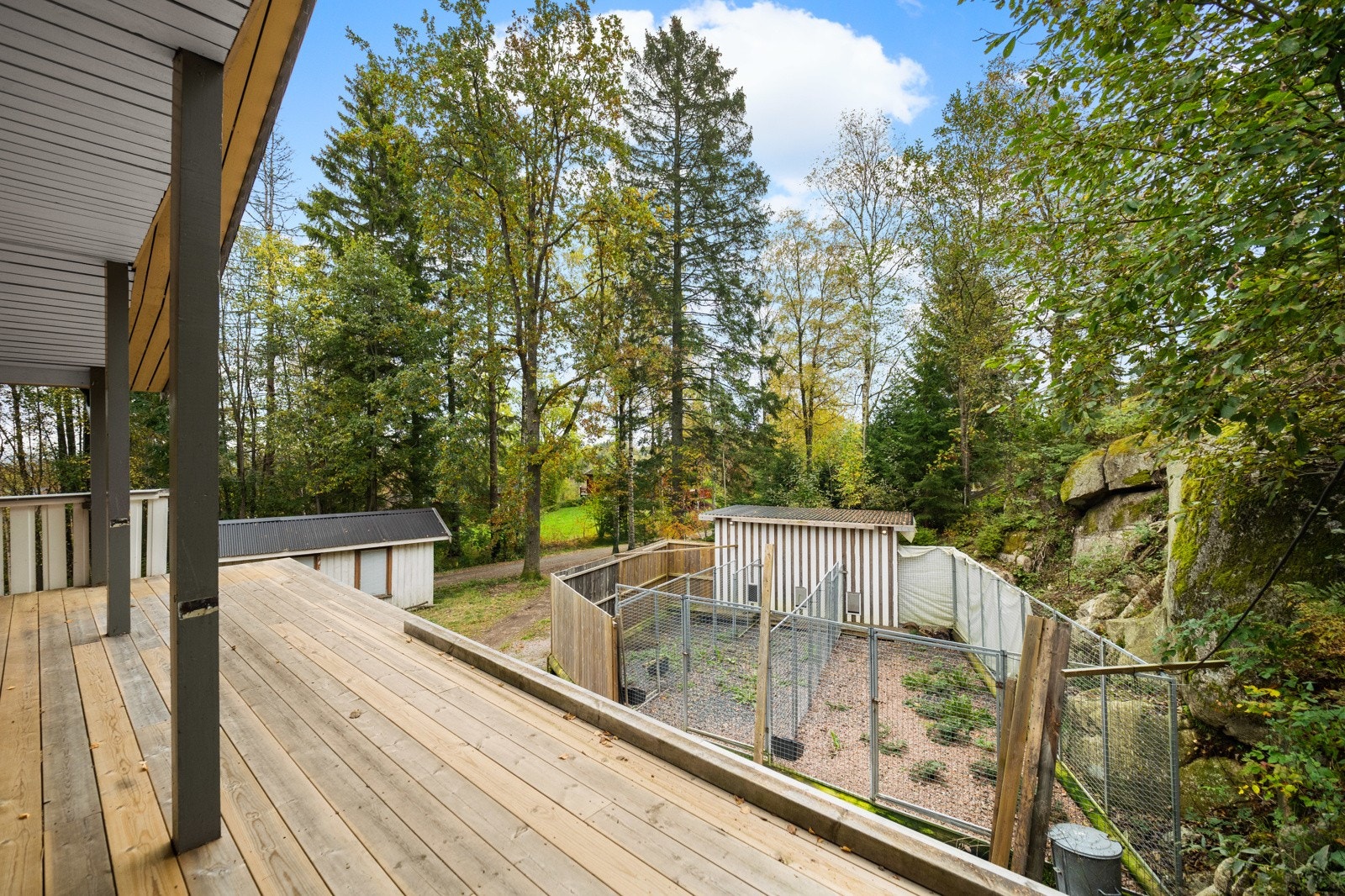 Hytten er opprinnelig fra 1991, og har festet tomt på 1835 kvm ( Hundegården blir fjernet ) Galleribilde