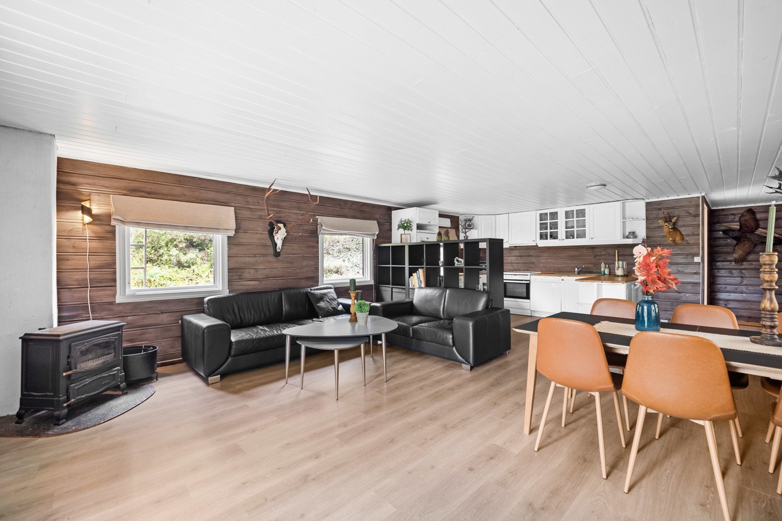 Det er lagt nytt gulv i 1.etasje, i tillegg til at vegger og tak er malt Galleribilde