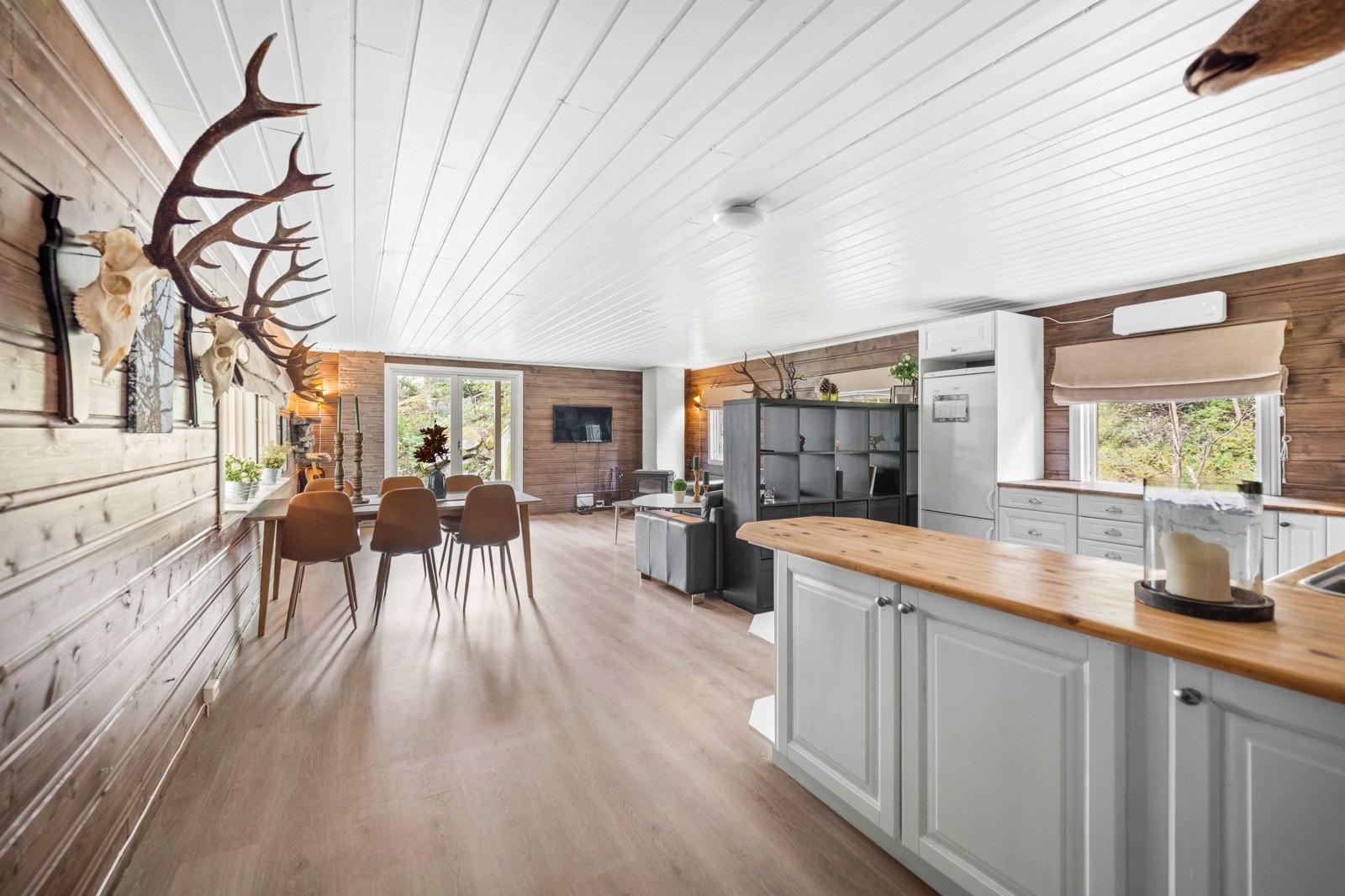 Stuen ligger med åpen løsning mot kjøkkenet med utgang til veranda Galleribilde