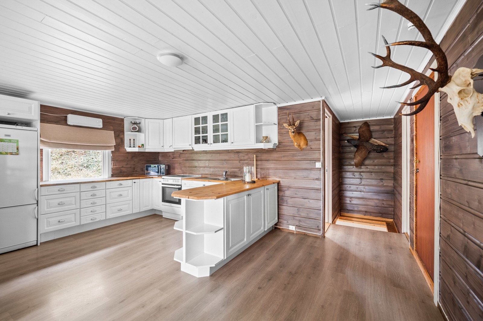 Velkommen inn! Hytten strekker seg over 2 plan og er noe oppgradert i senere tid Galleribilde