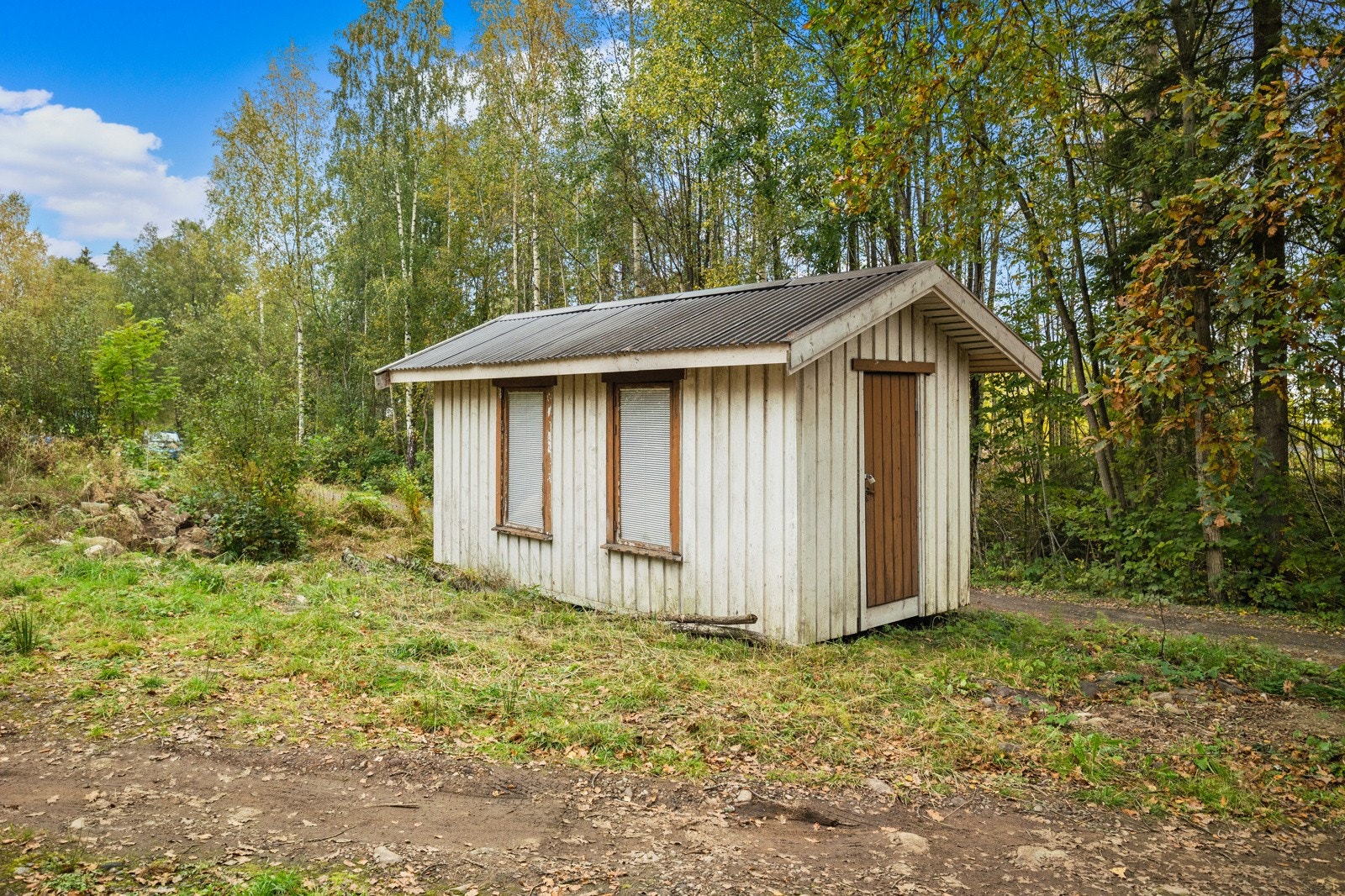 Eiendommen består i tillegg av frittstående utebod og uthus Galleribilde