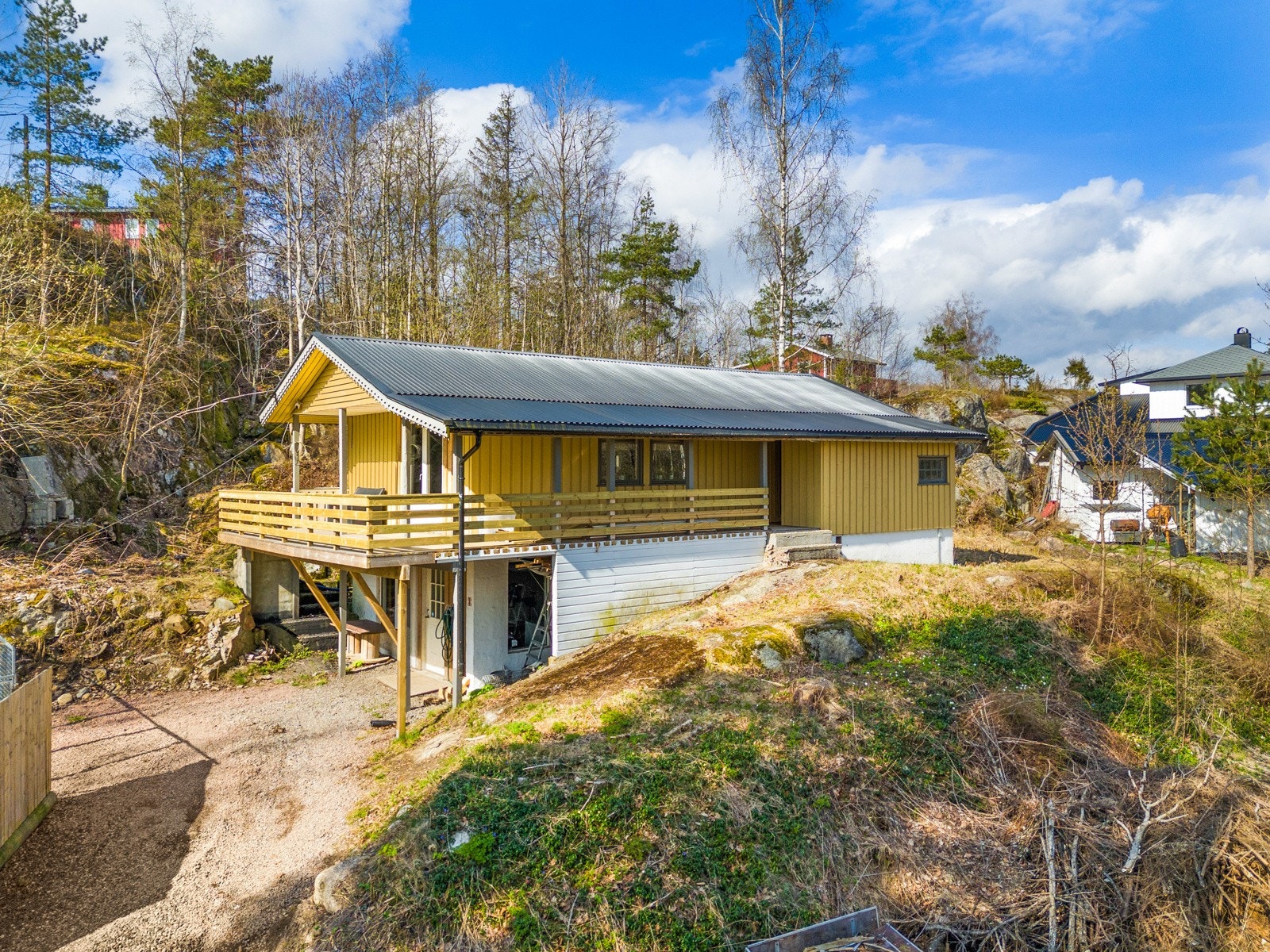 Eiendommen har bilvei helt frem, og har festet tomt på 1835 kvm Galleribilde