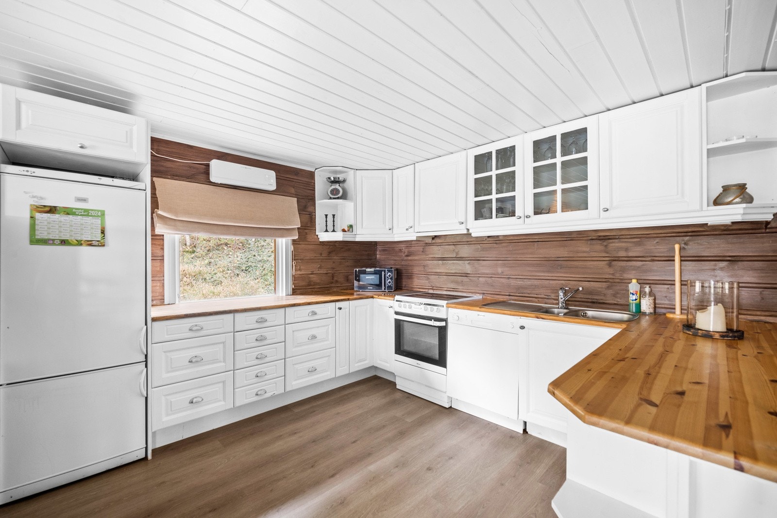 Kjøkkenet har godt med skap- og benkeplass Galleribilde