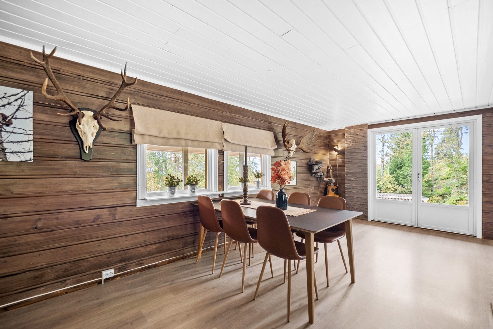 Dobbel verandadør er skiftet i senere tid, samt noen vinduer Galleribilde