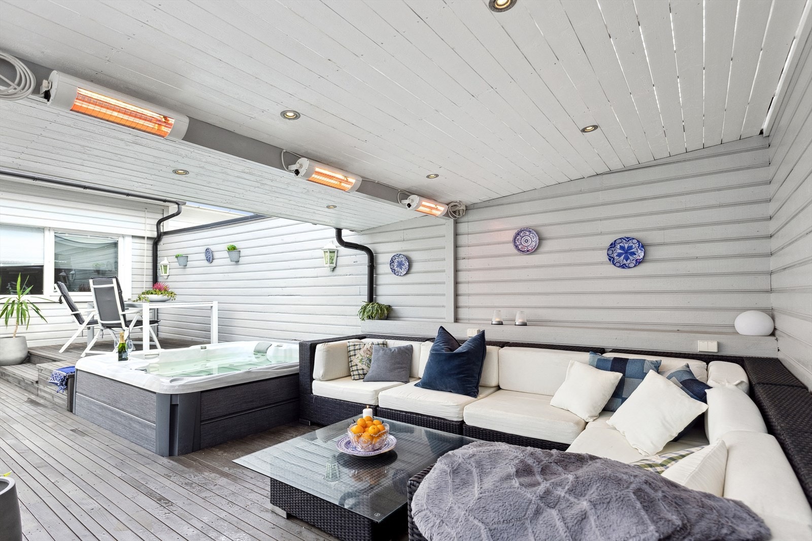 Stor overbygget uteplass. Jacuzzi medfølger ikke. Galleribilde