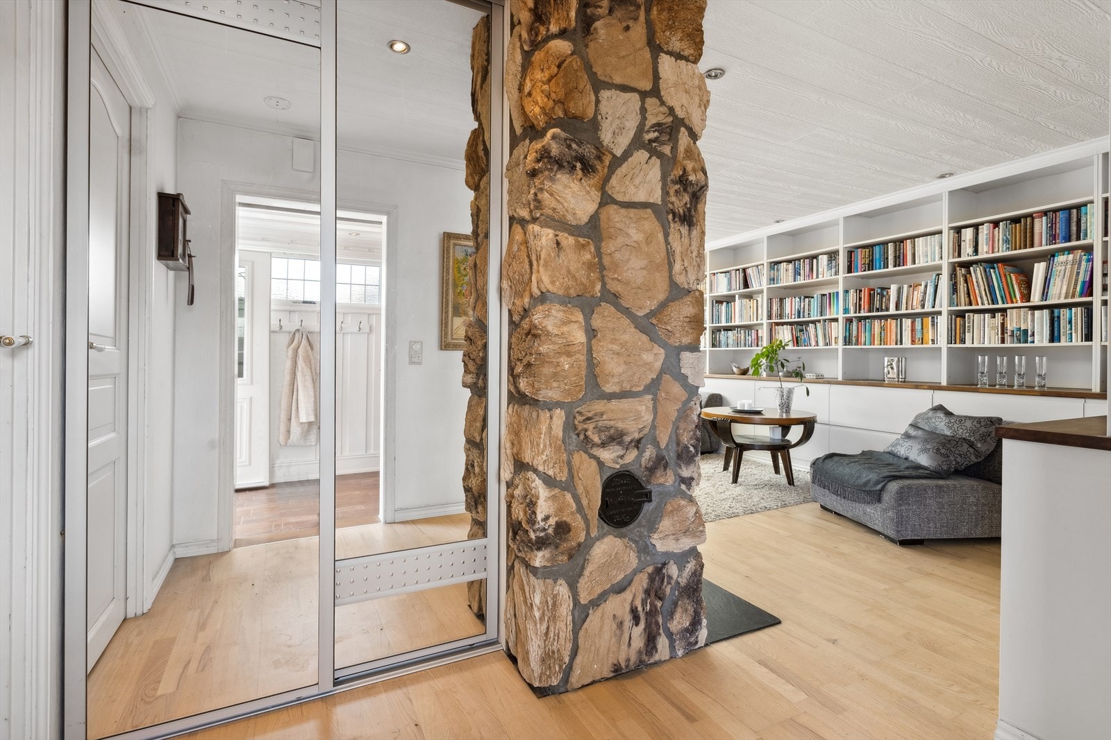 Fra entréen kommer du ut til stueområdet. Galleribilde