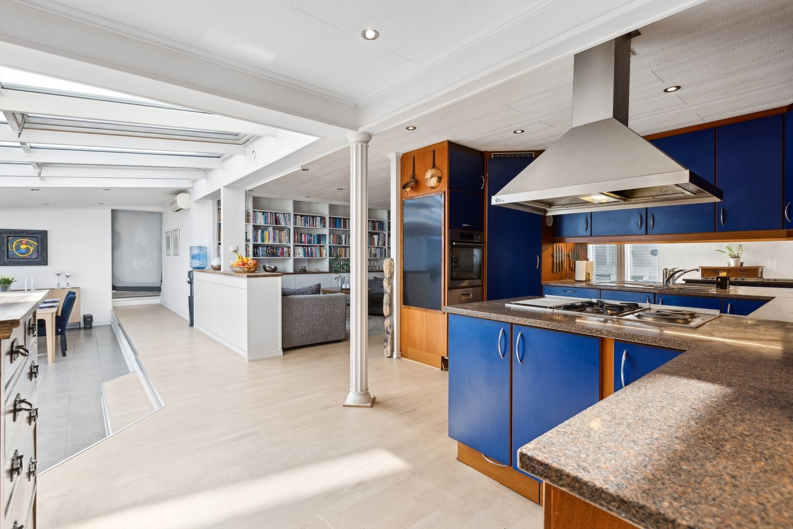 Kjøkkenløsningen i tilknytning til stue, består av glatte fronter, speil over vegg i benkeskap og belysning under overskap. Galleribilde