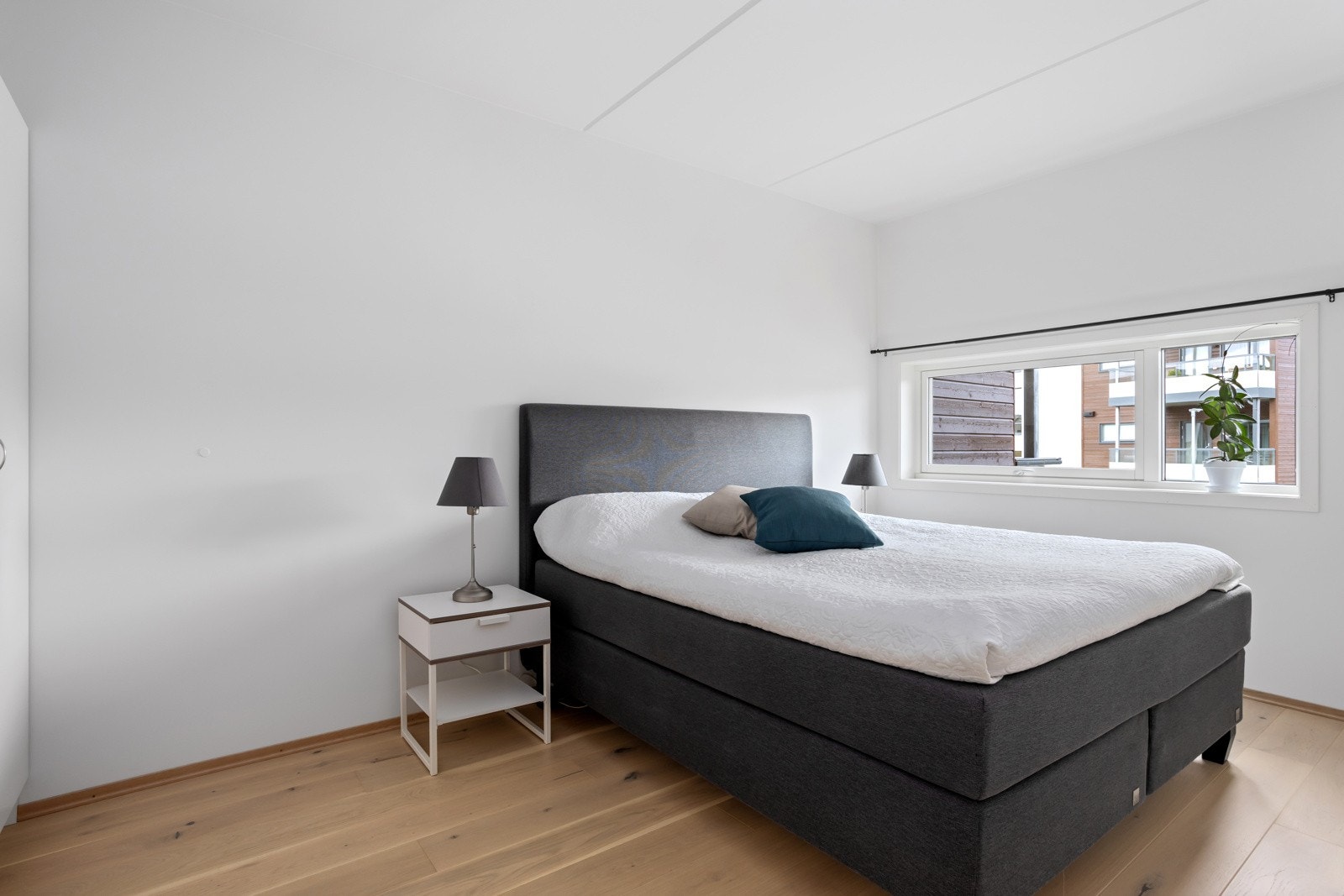 Hovedsoverom med god plass til dobbeltseng og garderobeløsninger Galleribilde