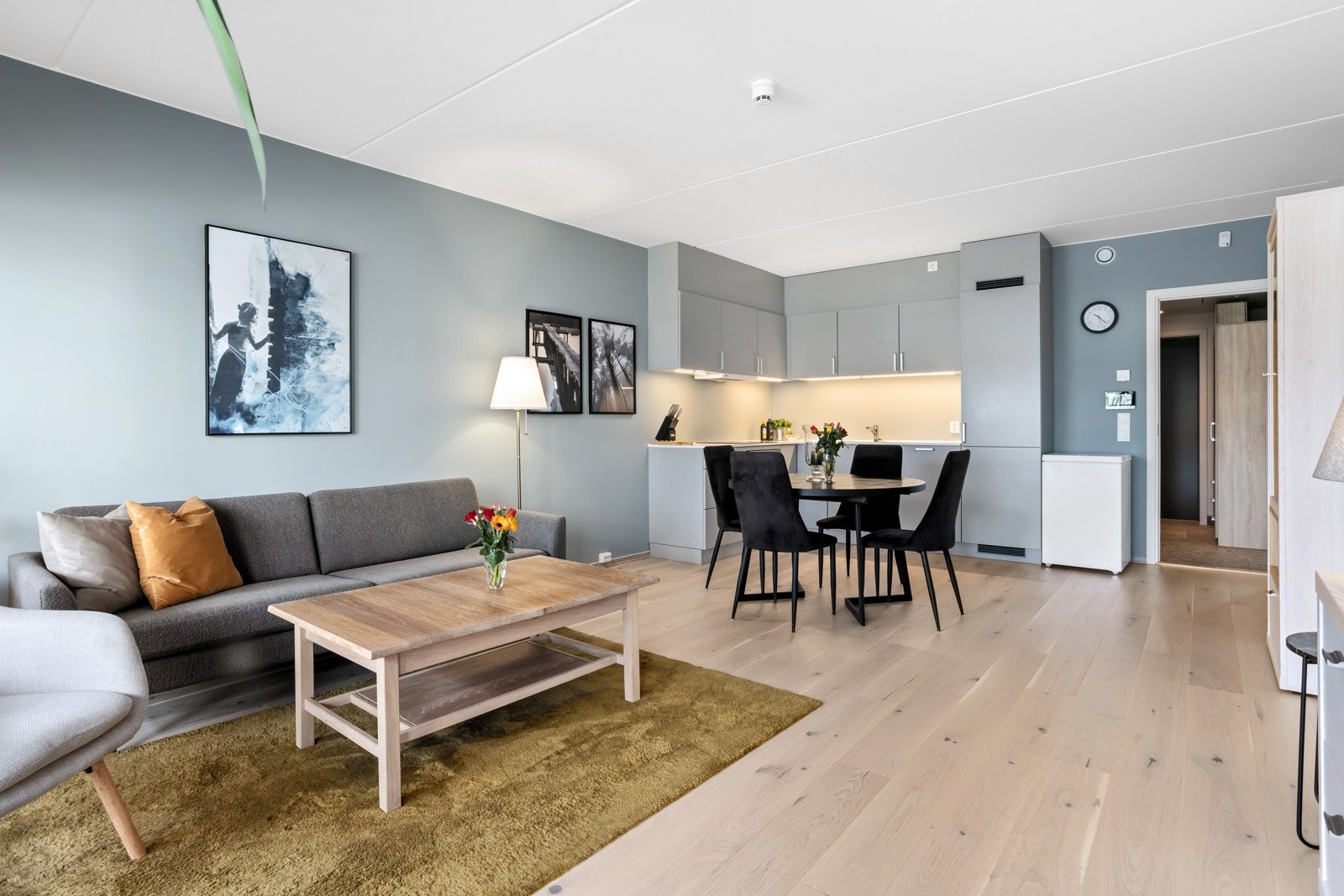 Stuen er lys og luftig og har mye naturlig belysning fra store vindusflater. Galleribilde