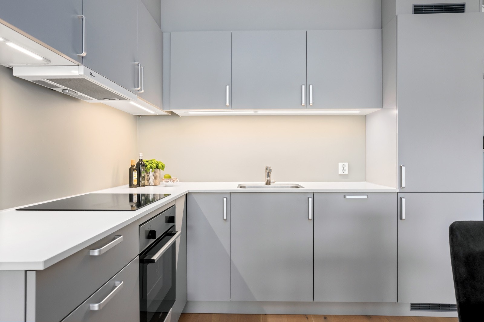 Kjøkkenet er innredet med integrert komfyr, platetopp, oppvaskmaskin, avtrekksvifte, kjøleskap og frys Galleribilde