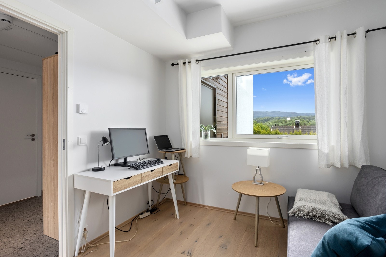 Soverom nr. 2 med vindu mot svalgangen Galleribilde