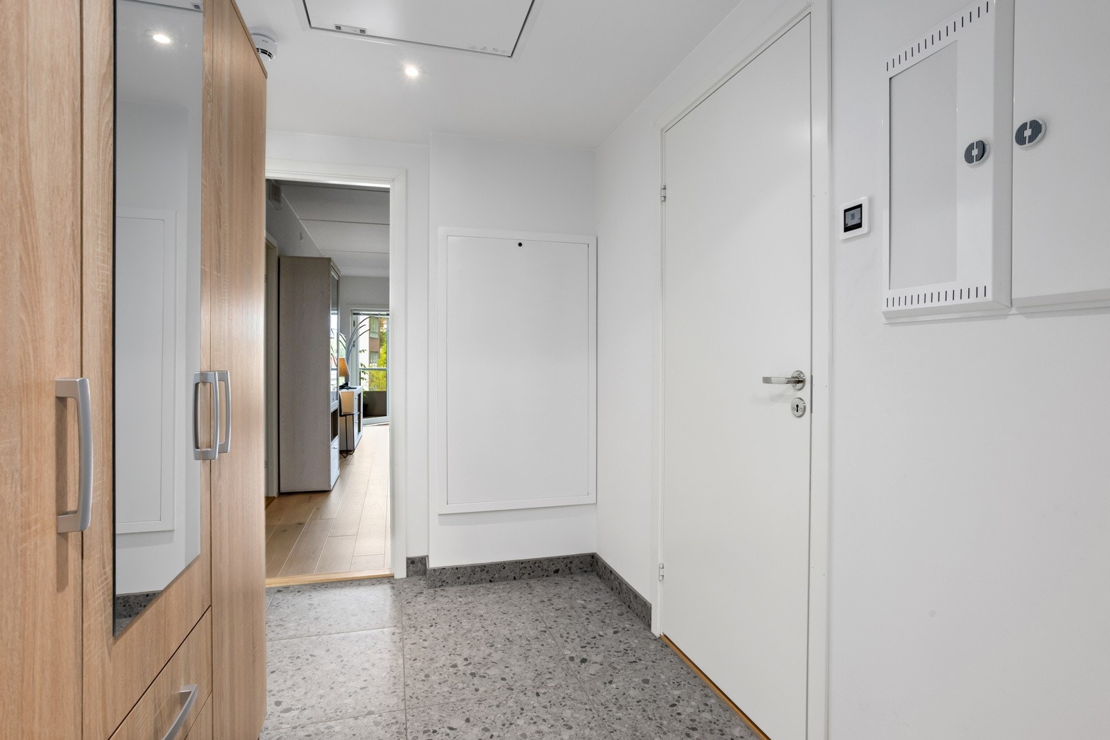 Gang med garderobeskap Galleribilde